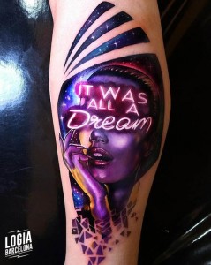 tatuaje_cara_mujer_lettering_color_pierna_logia_barcelona_vinni_mattos